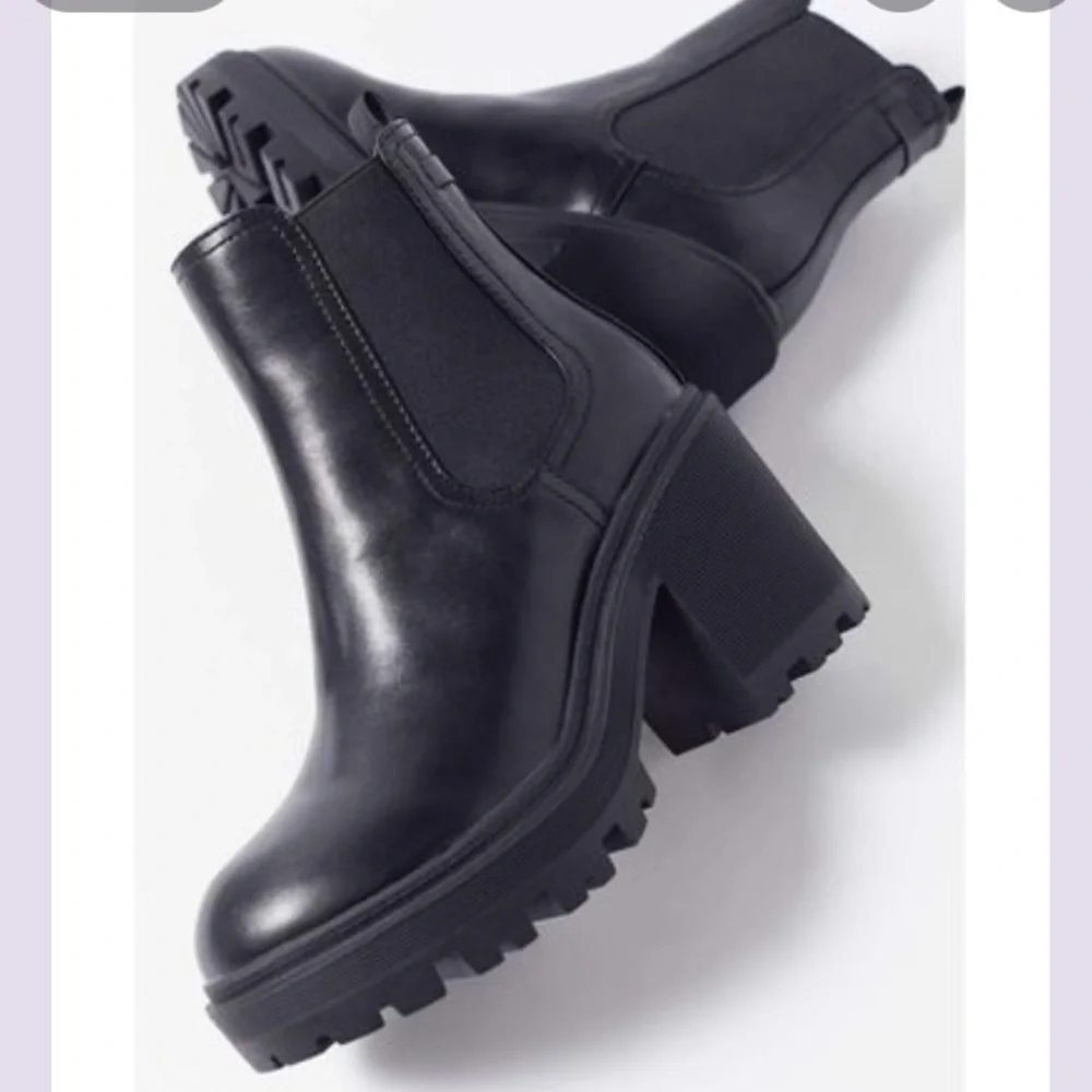 UO Chloe Chelsea Boot - Picture 2 of 8